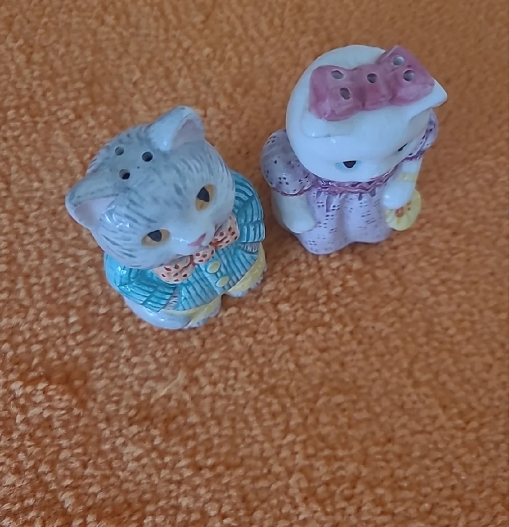 Pair of Ceramic Cat Figurines in Pastel Colors Avon 1992 - Picture 2 of 5